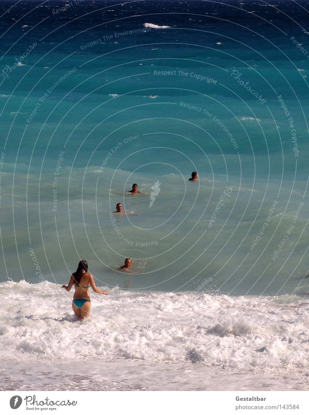 So schmeckt der Sommer Meer Cote d'Azur Frankreich Nizza Wellen Wellengang Tourist Tourismus Erholung genießen Schaum Gischt spritzen Meerwasser Farbverlauf