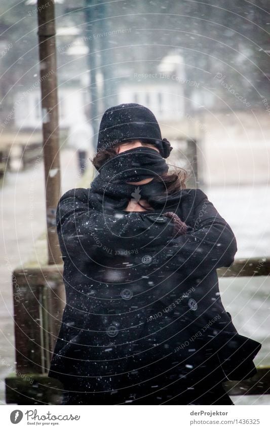 Vermummte Touristin Ferien & Urlaub & Reisen Tourismus Ausflug Abenteuer Winterurlaub feminin 30-45 Jahre Erwachsene Umwelt Natur Landschaft schlechtes Wetter