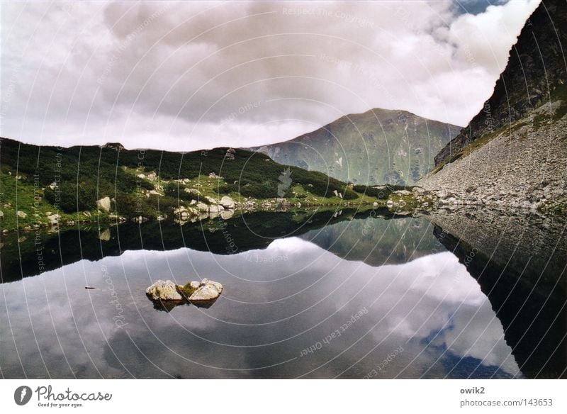 Bergsee Berge u. Gebirge Landschaft Pflanze Luft Wasser Himmel Wolken Horizont Wetter schlechtes Wetter Seeufer Stein bedrohlich groß hoch kalt oben Macht