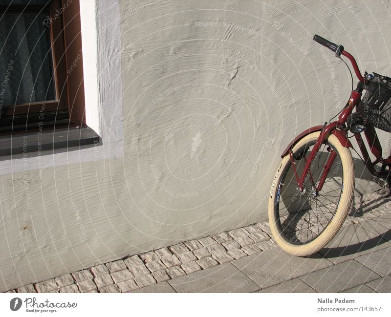 Parkposition Farbfoto Außenaufnahme Menschenleer Tag Schatten Starke Tiefenschärfe Fahrrad Mauer Wand Fenster Verkehr hell trendy grau rot weiß Bürgersteig