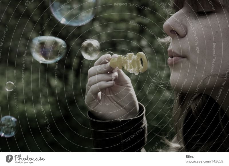 Seifenblasen. Freude Spielen Freiheit Mensch feminin Junge Frau Jugendliche Kindheit 1 18-30 Jahre Erwachsene Umwelt Natur Luft Frühling Sommer Herbst Wind