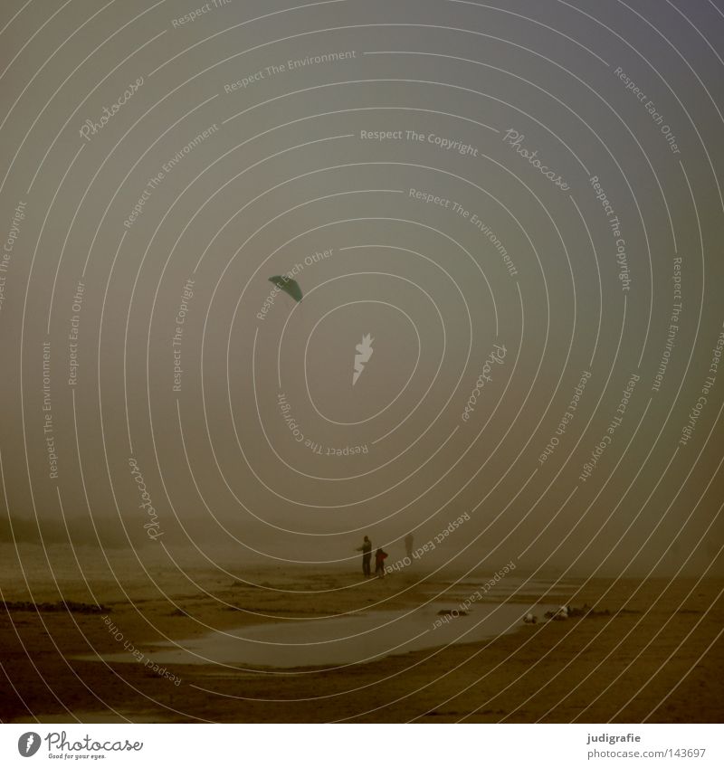 Küstennebel Mensch Lenkdrachen Sand Nebel Strand See Wasser Abend dunkel Leidenschaft Ostsee salzig maritim Farbe Herbst Abenddämmerung