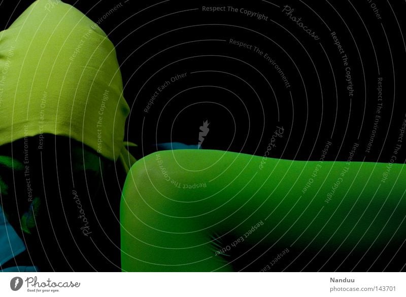 wortlos Mensch abstrakt grün dunkel schwarz Beine Knie Strumpfhose Kopf Mütze Stoff Tuch seltsam skurril ruhig Frieden träumen senken Trauer Schwäche