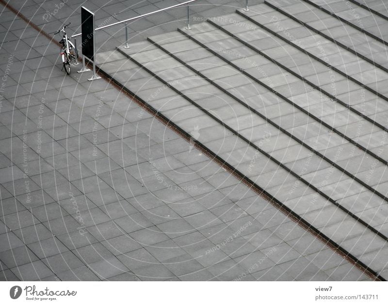 Diagonalität Platz Beton Stein Fenster Fahrrad Fußgängerzone platt diagonal grau trist Farblosigkeit parken Parkplatz Hinweisschild Zeichen Treppe Niveau