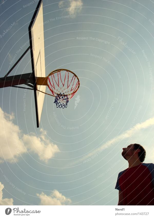 Überschaubar Himmel Korb Wolken blau Mann Blick Sport Luft hell-blau Basketball mehrfarbig Spielen Basketballer Basketballkorb Silhouette Textfreiraum oben