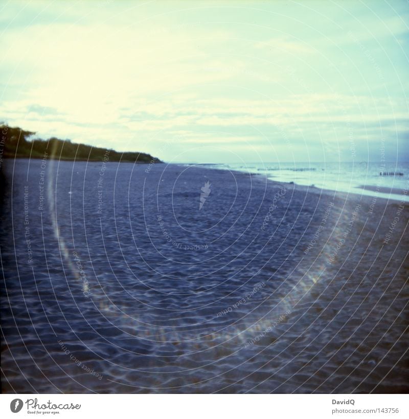 Halo Meer See Gewässer Wellen Brandung Wellengang Wellenschlag Strand Sandstrand Badestelle Küste Seeufer Wolken Horizont Sommer Lomografie Ostsee großer Teich