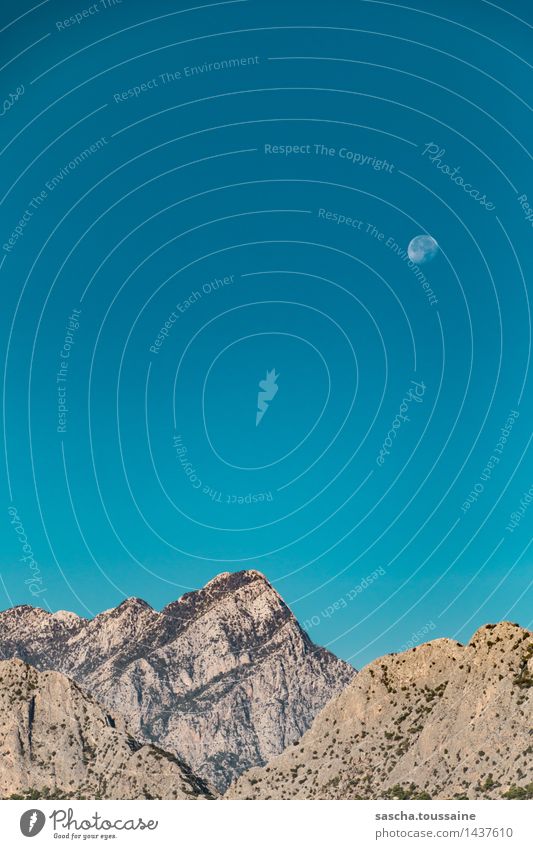 Gebirge im Mondschein am Tage Berge u. Gebirge wandern Klettern Bergsteigen Landschaft Himmel Wolkenloser Himmel Sonnenlicht Vollmond Schönes Wetter Hügel