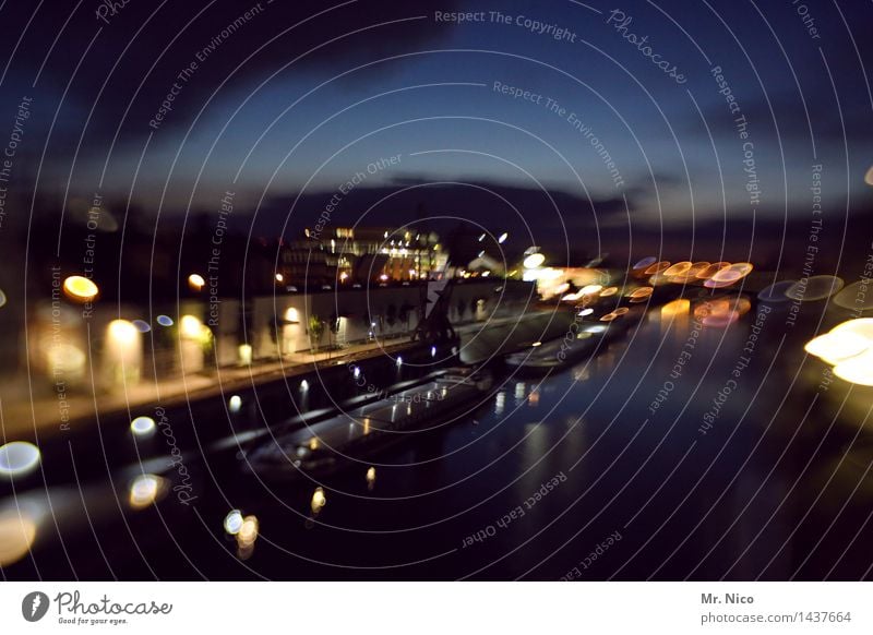 nachts im hafen Nachtleben Stadt Hafenstadt Industrieanlage Gebäude Schifffahrt dunkel Beleuchtung Hafenkran Handel Kanal Frachter Tilt-Shift Nachthimmel