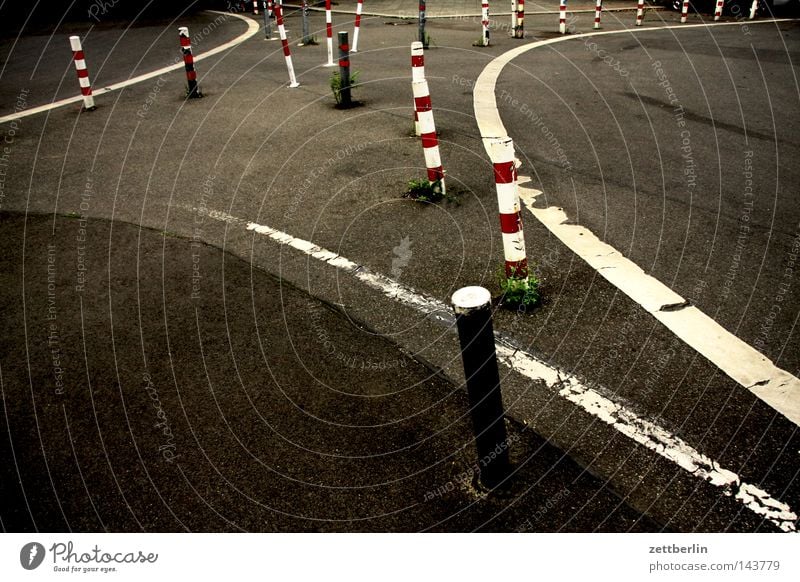 Kreuzung Straßenkreuzung Wegkreuzung Kurve Wegbiegung Biegung abbiegen rechts links geradeaus Orientierung Irrgarten durcheinander Asphalt