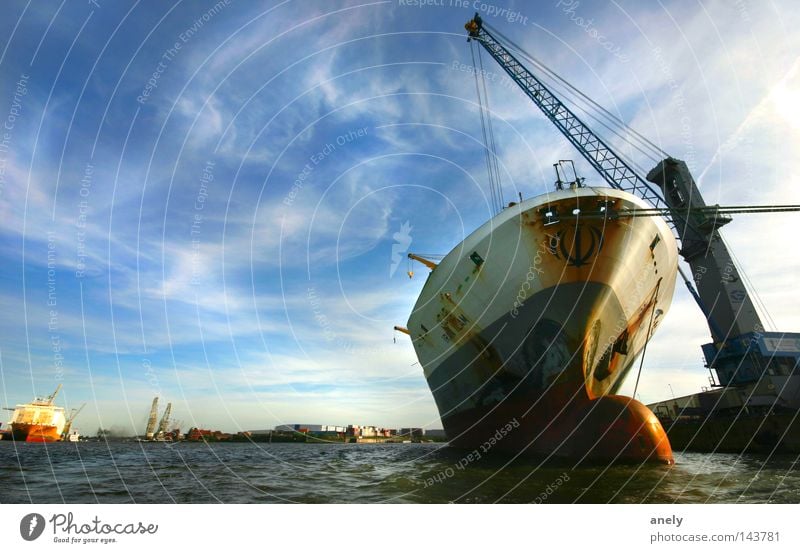 Kahn in Rente Wasserfahrzeug Container Hafen Hamburger Hafen Schifffahrt Kran laden international Himmel Wolken Elbe Fluss Stimmung Weitwinkel