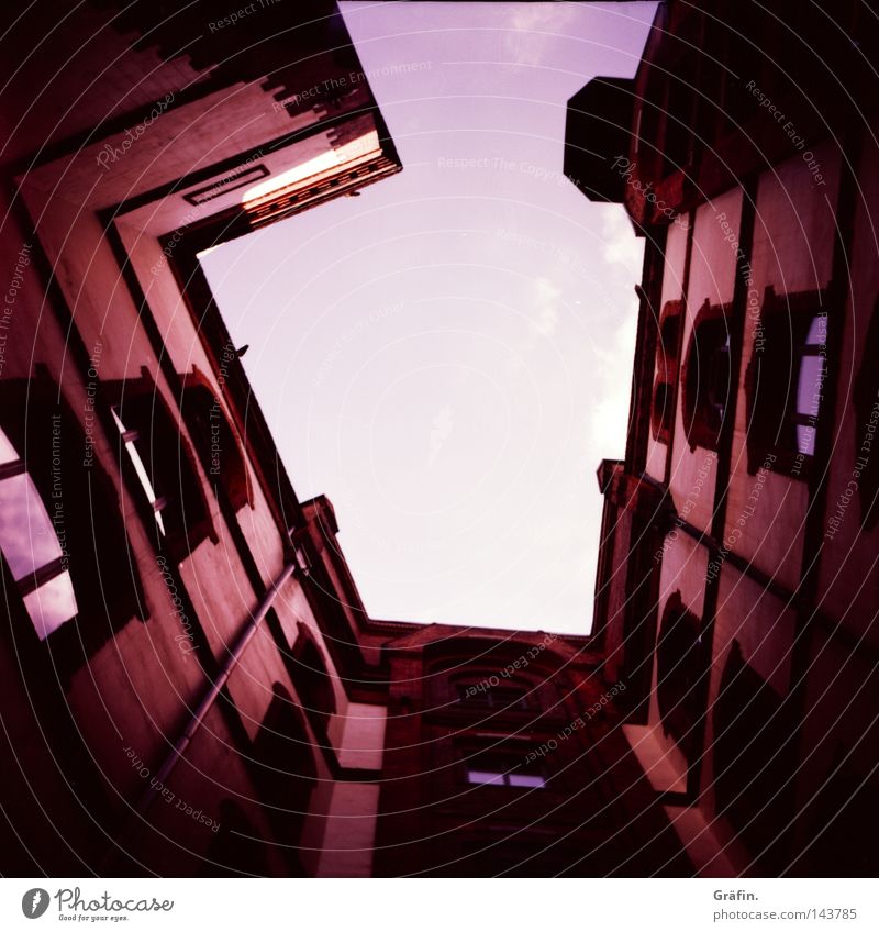 Blick hinauf Alte Speicherstadt Physik Sommer Schatten hoch Haus alt historisch Himmel dunkel Wand Platzangst Innenhof Wolken verborgen Versteck Detailaufnahme