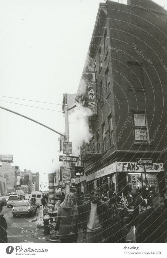 NY China Town Chinatown New York City Stadt Stadtteil USA Schwarzweißfoto Straße Stadtleben Fußgänger bevölkert Bürgersteig Alltagsfotografie