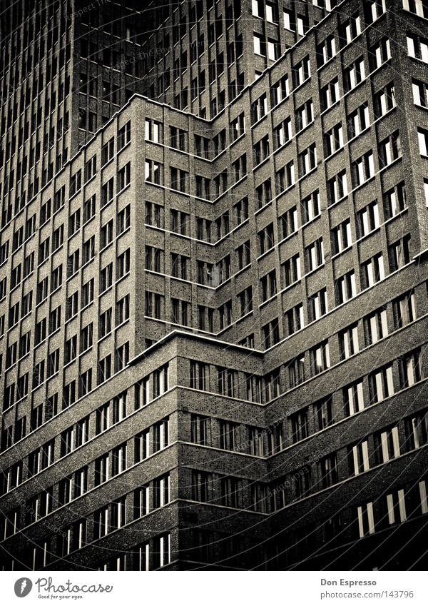 SINCITY Stadt schwarz dunkel Berlin Hochhaus Fassade Haus Fenster Kontrast unheimlich Angst bedrohlich Nacht gruselig Panik Schwarzweißfoto noir filmnoir