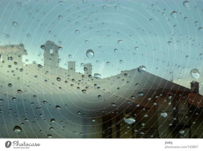 Immer wenn es regnet... Regen Wassertropfen Tropfen rund nass Wetter Fensterscheibe Autofenster Scheibe durchsichtig Nebel Bewegung Doppelbelichtung Haus