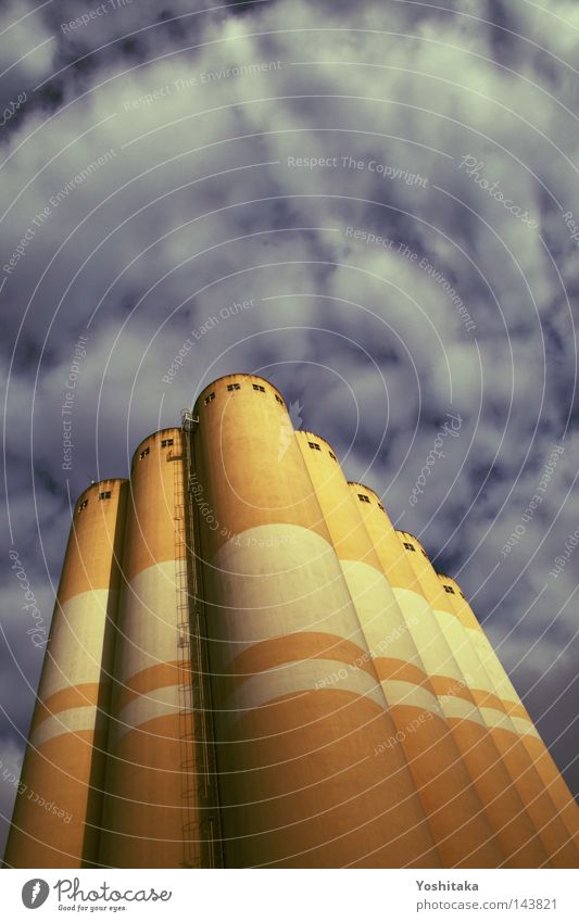 Urbane Burg Gebäude Haus Fabrik orange Himmel Wolken Wetter Leiter Fenster Streifen gestreift Niveau Flucht rund Röhren blau Dach Industrie Herbst