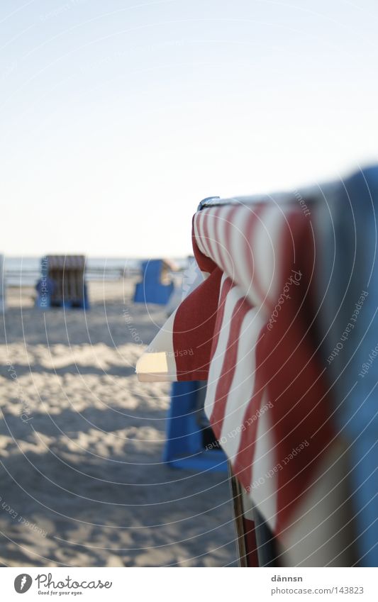 korbstrand Erholung Wohlgefühl angenehm Sommer Sonne Meer Schönes Wetter Ostsee Nordsee Strand Sand Streifen rot weiß blau Tourist Mecklenburg-Vorpommern