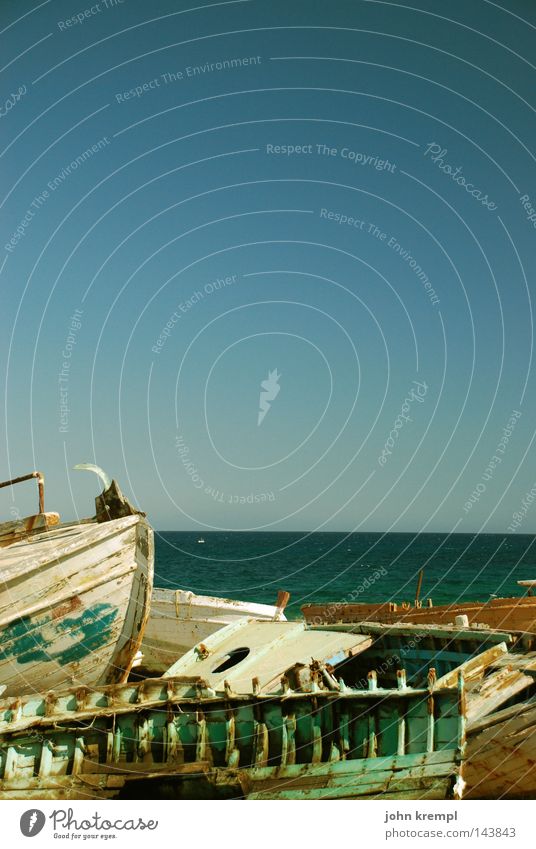 ausgebootet Wasserfahrzeug Schiffswrack Segelboot Endstation blau Farben und Lacke Meer Strand Himmel Schifffahrt Vergänglichkeit Küste schiffsfriedhof