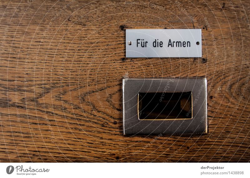 Viel wird das nicht - kaum Platz Haus Kirche Dom Schilder & Markierungen Hinweisschild Warnschild Neugier Interesse Hoffnung Glaube demütig Geld Kirchenraum