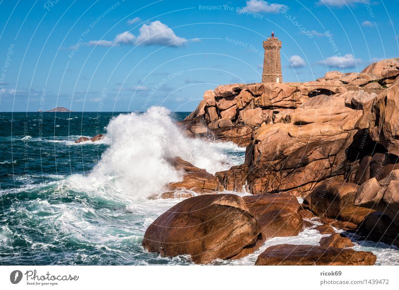 Atlantikküste in der Bretagne Erholung Ferien & Urlaub & Reisen Wellen Natur Landschaft Wolken Felsen Küste Meer Leuchtturm Architektur Sehenswürdigkeit Stein