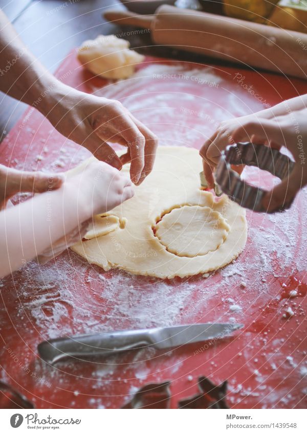 backattack Lebensmittel Getreide Teigwaren Backwaren Dessert Süßwaren Ernährung Bioprodukte Vegetarische Ernährung Fingerfood Handarbeit Kind Mensch maskulin