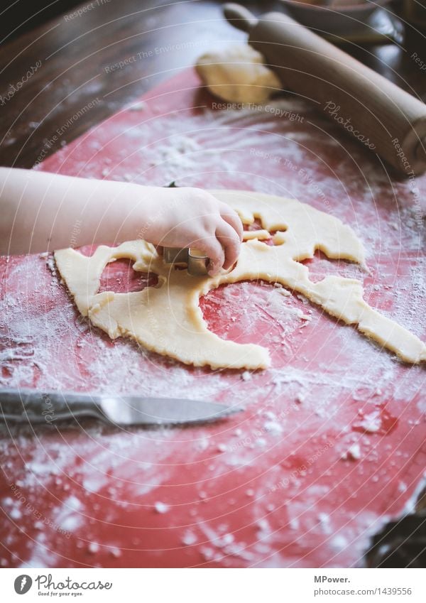 naschen Lebensmittel Getreide Teigwaren Backwaren Dessert Süßwaren Ernährung Bioprodukte Vegetarische Ernährung Fingerfood Handarbeit Kind Mensch maskulin