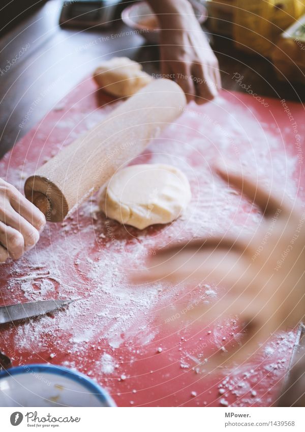 teig ausrollen... Lebensmittel Getreide Teigwaren Backwaren Dessert Süßwaren Ernährung Bioprodukte Vegetarische Ernährung Fingerfood schön Handarbeit Kind