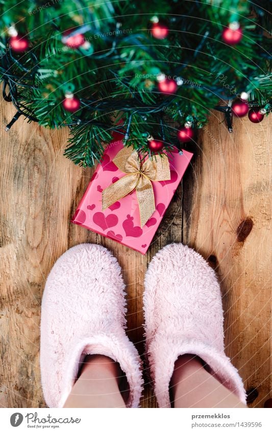 Kind, das unten Geschenk unter Weihnachtsbaum betrachtet Dekoration & Verzierung Weihnachten & Advent Mensch Fuß Baum Holz Tradition Gast Dezember Etage