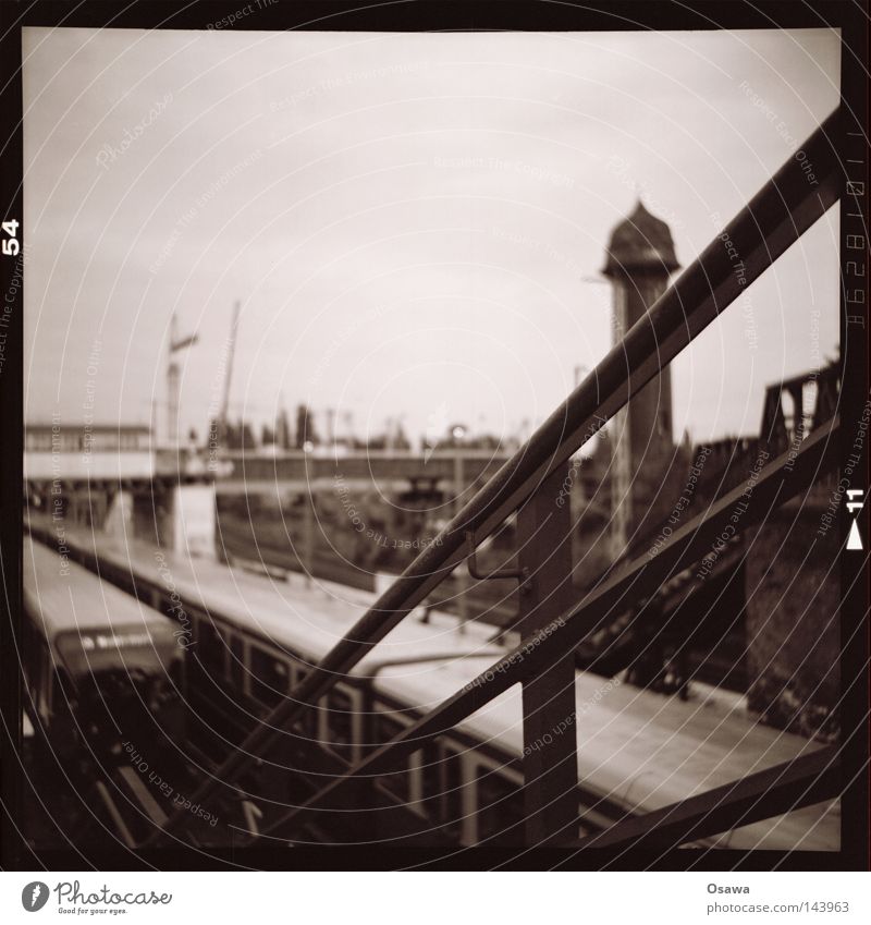 Ostkreuz 14 Lomografie Mittelformat Tiefenschärfe Schwarzweißfoto Osten Bahnhof Bahnsteig Berlin Friedrichshain Abend alt S-Bahn Eisenbahn Wasserturm Turm