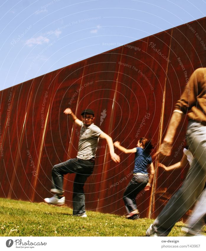 BLN | WIR HABEN GRUND ZUR FREUDE Mensch 4 3 2 Mann Frau Gras Sportrasen rennen Spielen Spielplatz Wand Rost Stahl Kontrast verrückt laufen Laufsport springen