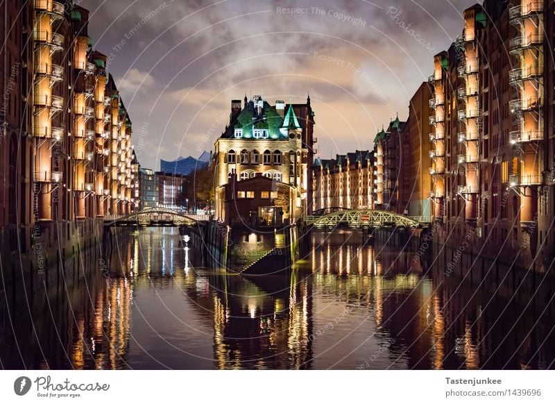 Wasserschloss @ Hamburg Speicherstadt Deutschland Europa Stadt Hafenstadt Stadtzentrum Menschenleer Haus Fabrik Brücke Bauwerk Fassade Sehenswürdigkeit ruhig