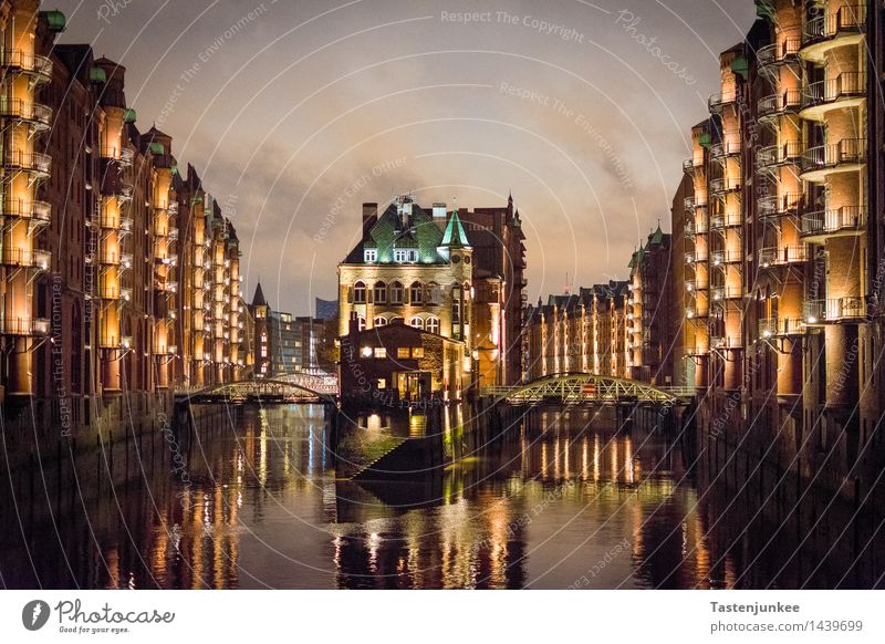 Wasserschloss @ Hamburg Speicherstadt Deutschland Europa Stadt Hafenstadt Stadtzentrum Menschenleer Haus Fabrik Brücke Bauwerk Fassade Sehenswürdigkeit ruhig