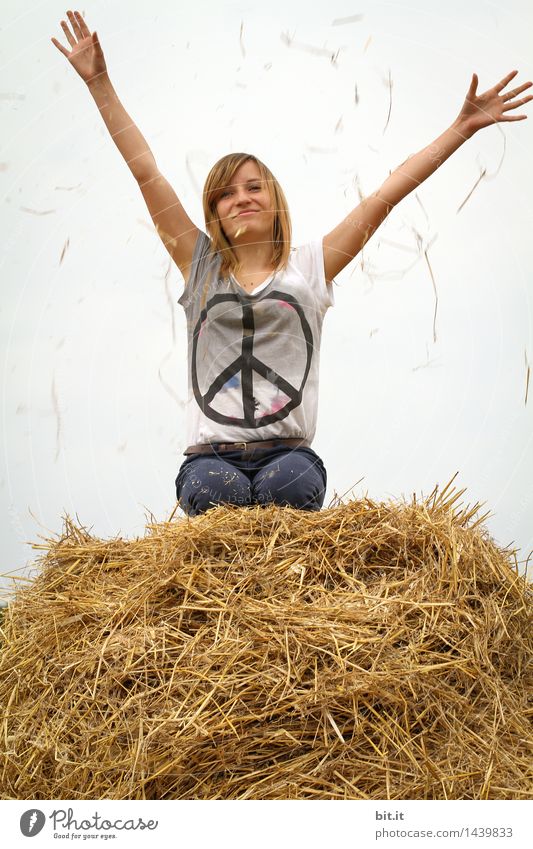 Peacezeichen auf T-Shirt von Teenager, Jugendlichen, junger Frau. Jugendliche auf Strohballen, wünscht sich Frieden. Frieden in der Ukraine und der Welt. Peace in der Ukraine. Die Jugend wünscht sich eine friedliche Welt, ohne Gewalt und Krieg.