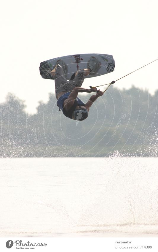 hoch hinaus 01 Salto Fahrstuhl Extremsport upsidedown Sport Wakesurfing