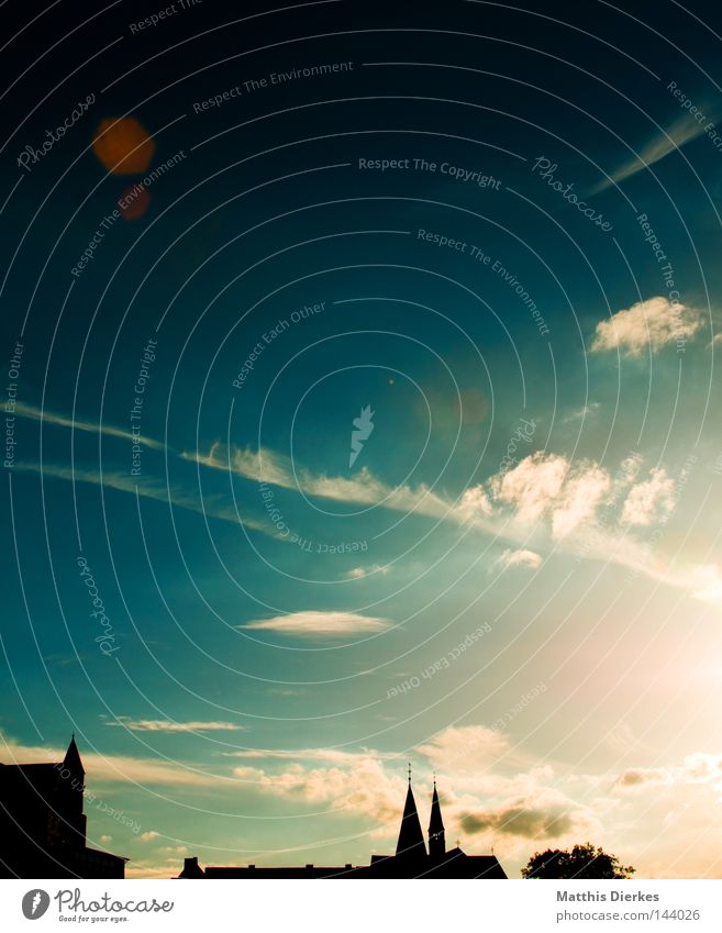 Augenblick Sommer Stadt Gebäude Wolken schwarz Ferne Schleier Luftverkehr Flugzeug Kollision Physik Balkon Farbverlauf Kondensstreifen Arnsberg Sauerland Freude