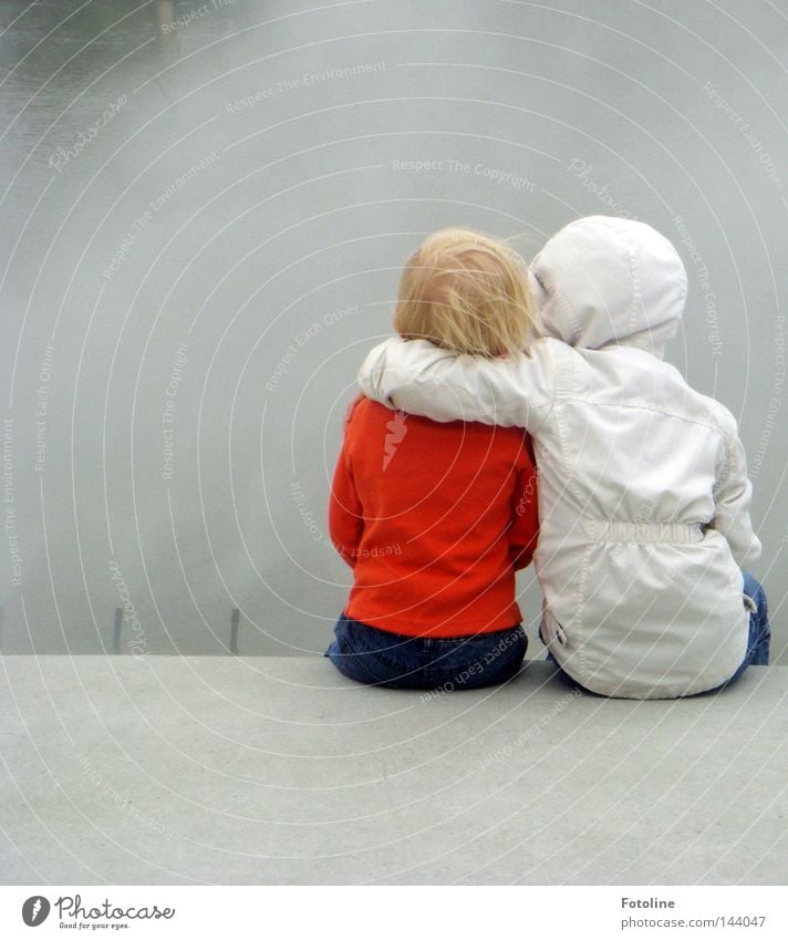 Freunde: durch dick und dünn! Farbfoto mehrfarbig Außenaufnahme Tag Freude Haare & Frisuren Mädchen Freundschaft Wasser Wassertropfen Wind Nebel Jacke sitzen