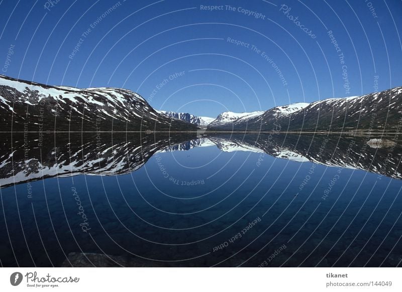 Oben und unten Norwegen See Berge u. Gebirge Schnee Reflexion & Spiegelung Wasser Glätte Ferne ruhig Weitwinkel Horizont Symmetrie Herbst Breidalsvatn