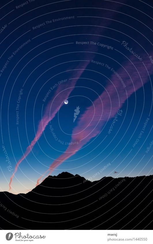 Da waren mal zwei Fleugzeuge Himmel Nachthimmel Mond Schönes Wetter Berge u. Gebirge Gipfel Mondsichel leuchten demütig Überraschung Kondensstreifen Silhouette