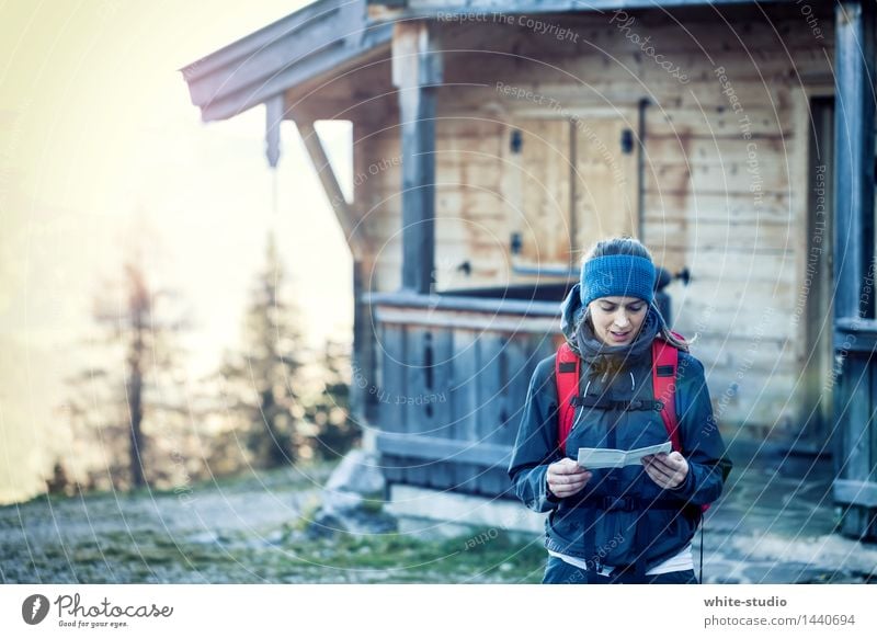 Routenplanung Frau Erwachsene wandern Orientierung Landkarte orientierungslos Navigation Hüttenferien Berghütte Wald Berge u. Gebirge Wanderausflug