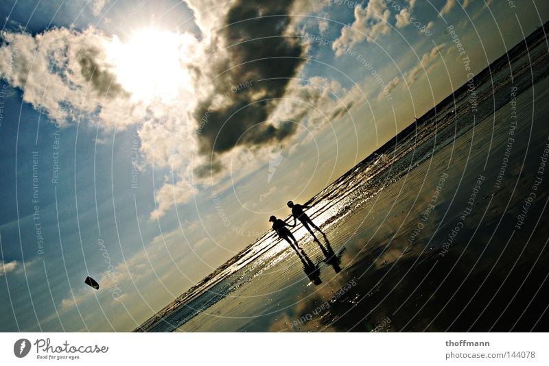 Einfach schräg! Wolken Frau 2 Strand Wellen Meer Kiting Horizont genießen Ferien & Urlaub & Reisen schön Reflexion & Spiegelung Freundschaft Zusammensein Freude