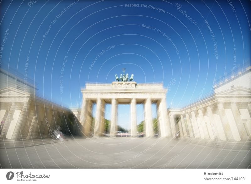 Das Tor nach B. Berlin Hauptstadt Brandenburger Tor Wahrzeichen Quadriga Pferd Antike Göttin Pferdefuhrwerk Nike Wagen Säule Tourismus Sightseeing Pariser Platz