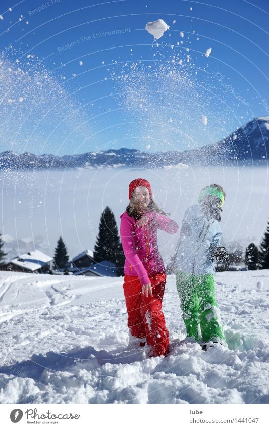 Schneeballschlacht Ferien & Urlaub & Reisen Tourismus Abenteuer Freiheit Winter Winterurlaub Berge u. Gebirge Kind Mädchen Junge Geschwister Kindheit 2 Mensch