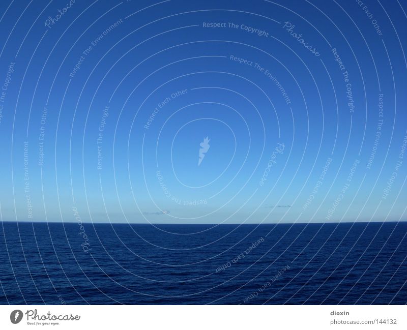 blau hell-blau Meer Mittelmeer Wasser Meerwasser Wellen Ferne tief Meerestiefe Unendlichkeit leer Horizont Linie Himmel Wetter Meteorologie Schönes Wetter