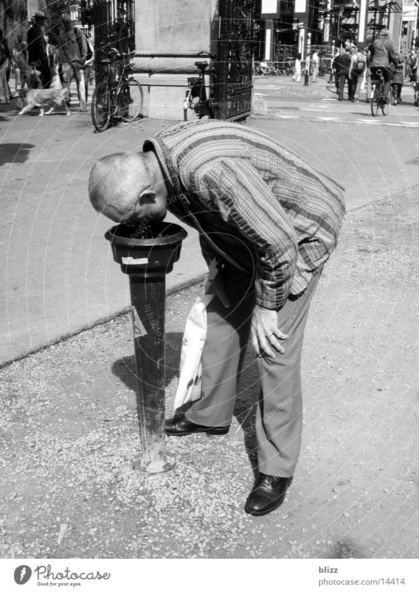 Durst trinken Mann Getränk wasserspender Schwarzweißfoto thirsty man