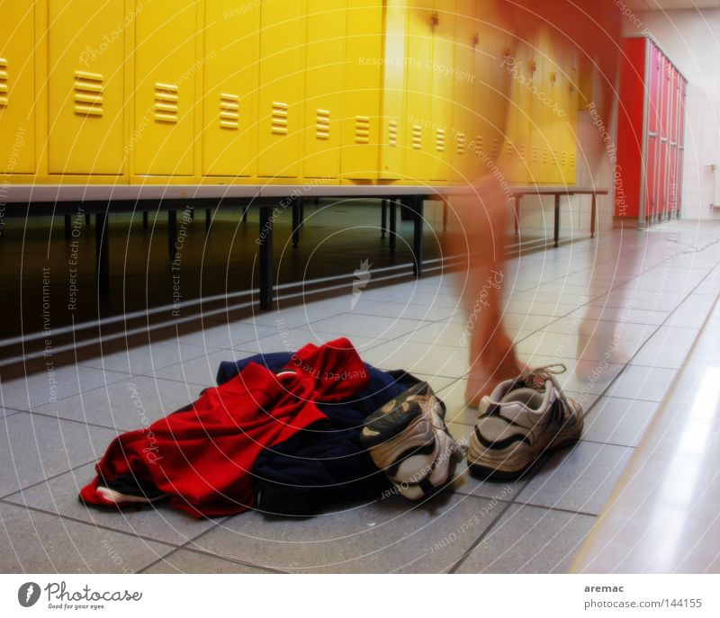 Nachspiel Bekleidung Mann Spind entkleiden gelb Spielen Feierabend Schuhe Sport Ballsport Führerhaus Ende Mensch