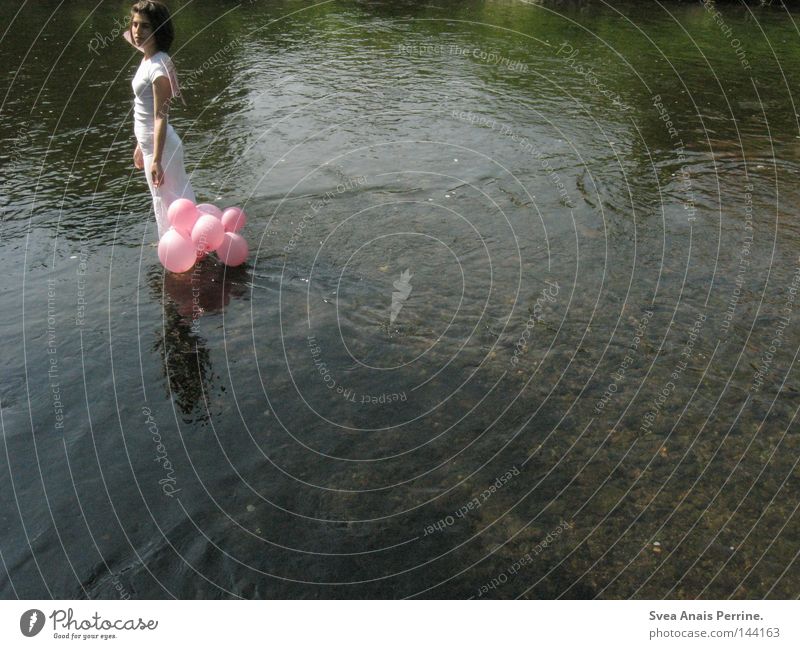 ich will endlich frei sein,doch wohin soll ich gehen? Wasser Fluss See kalt Einsamkeit schön Trauer Schüchternheit weiß rosa Reflexion & Spiegelung Natur Kleid