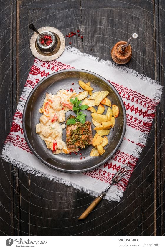 Schweine Rückensteak mit Kräuterkruste Lebensmittel Fleisch Gemüse Salat Salatbeilage Kräuter & Gewürze Ernährung Mittagessen Abendessen Festessen Slowfood