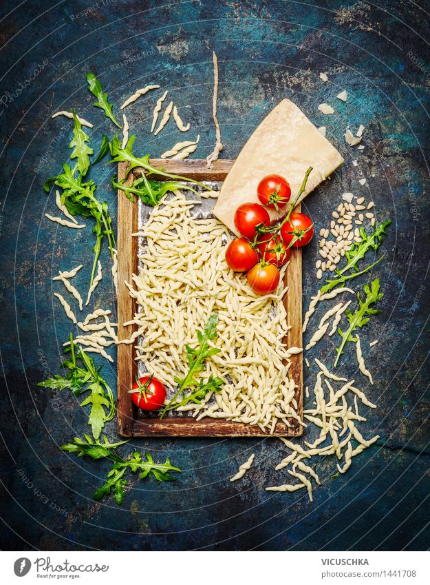 Italienische Pasta mit Zutaten auf rustikalem Hintergrund Lebensmittel Käse Gemüse Teigwaren Backwaren Kräuter & Gewürze Ernährung Mittagessen Abendessen