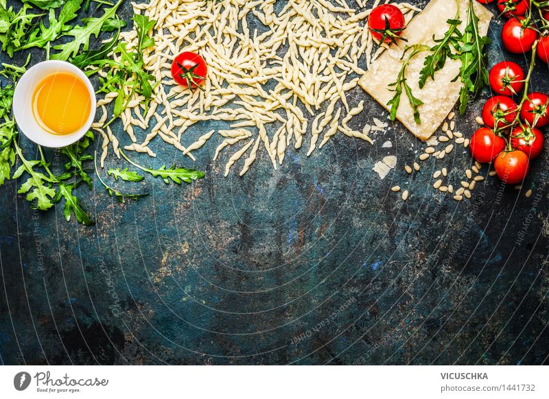 Nudeln mit Tomaten und Zutaten fürs Kochen Lebensmittel Gemüse Salat Salatbeilage Getreide Kräuter & Gewürze Öl Ernährung Mittagessen Abendessen Büffet Brunch