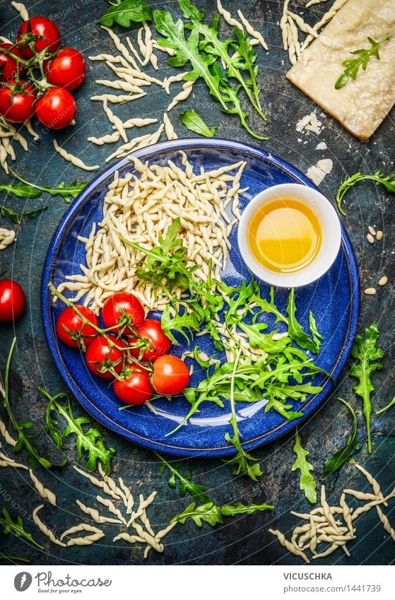 Italienische Pasta und Zutaten fürs Kochen Lebensmittel Käse Gemüse Salat Salatbeilage Kräuter & Gewürze Öl Ernährung Mittagessen Abendessen Festessen