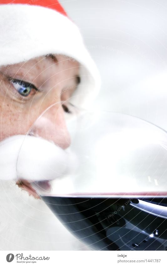 Weihnachtsmann trinkt Rotwein Getränk trinken Alkohol Wein Glas Weinglas Rotweinglas Lifestyle Weihnachten & Advent Nikolausmütze Erwachsene Senior Leben